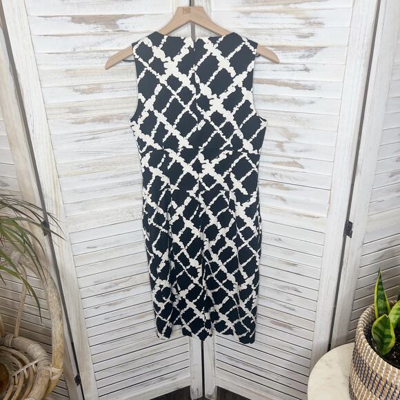 WHITE HOUSE | BLACK MARKET Women's Diamond Geo Print Sheath Dress Black White 4 - Picture 4 of 12